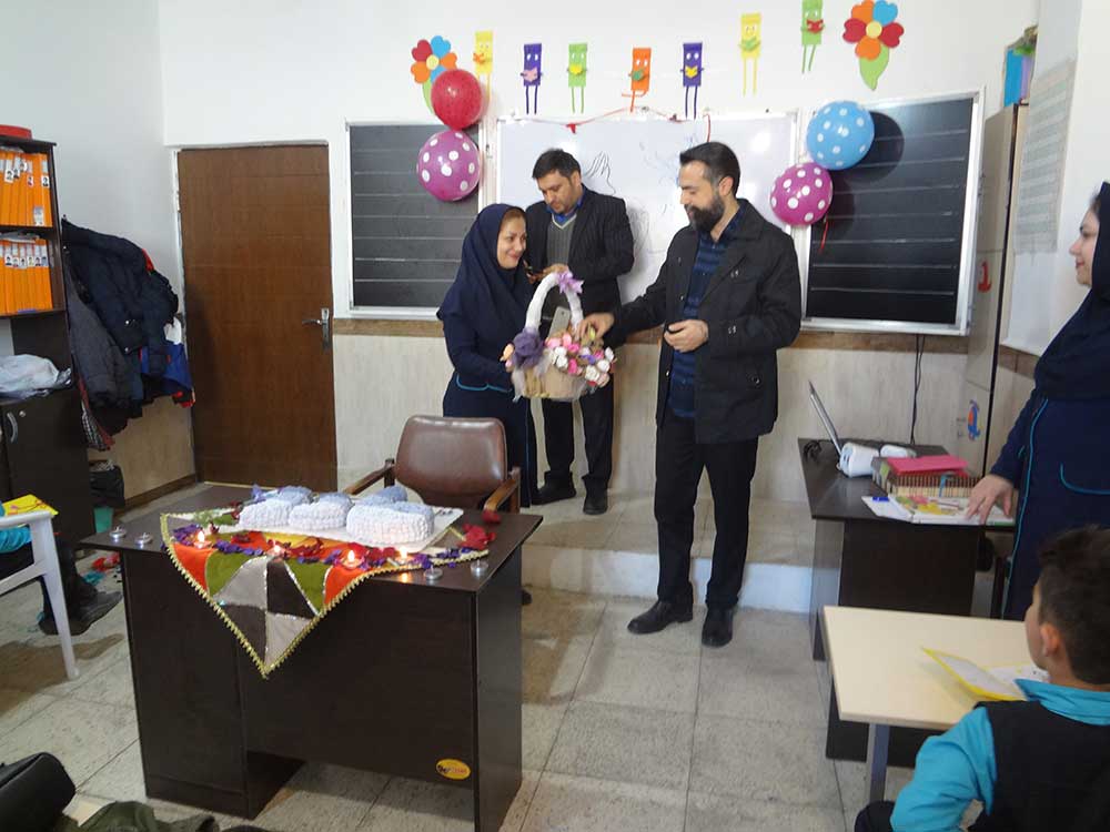 تجلیل از مادران توسط آقای مدیر در روز مادر