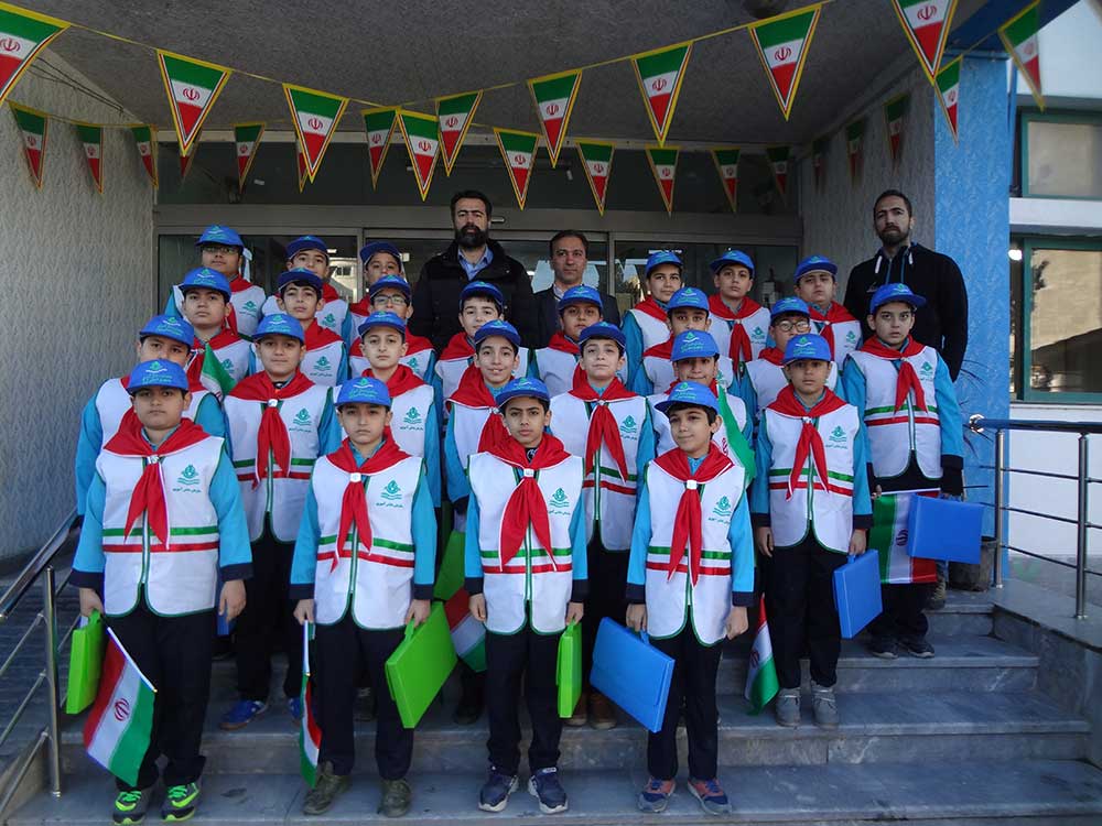 حضور گروه پیشتازان دبستان زندگی در مراسم صبحگاه اداره آموزش و پرورش