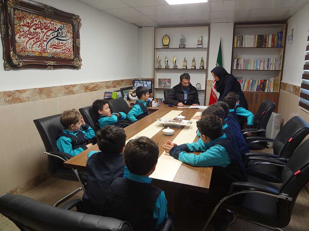 دیدار دانش آموزان پایه دوم الف با مدیر