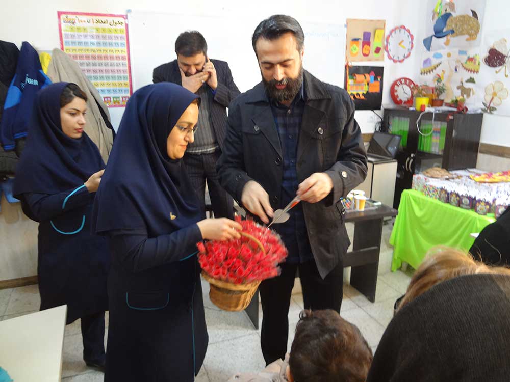  تجلیل از مادران پایه دوم توسط آقای مدیر